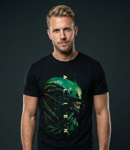 Uomo biondo indossa una t-shirt nera con stampa DTF verde neon dello Xenomorfo di Alien e scritta verticale.