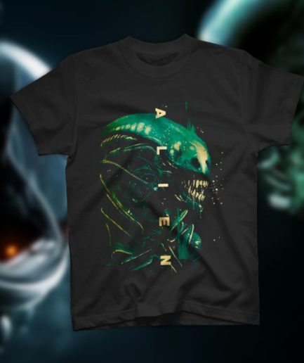 T-shirt nera del film Alien con testa di Xenomorfo verde acido e scritta Alien verticale in giallo opaco.
