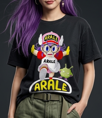 Ragazza con capelli viola indossa una t-shirt nera con stampa DTF colorata di Arale Norimaki di Dr. Slump che corre, insieme a Re Nikochan.