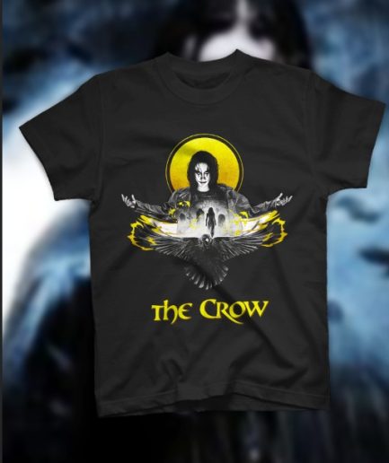 T-shirt nera del film Il Corvo con grafica di Eric Draven e un grande corvo nero su sfondo giallo e bianco