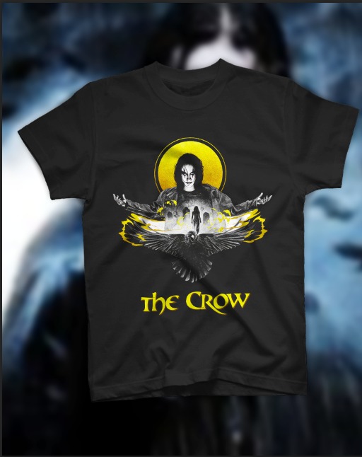 t-shirt-the-crow-il-corvo-eric-draven.jpg T-shirt nera del film Il Corvo con grafica di Eric Draven e un grande corvo nero su sfondo giallo e bianco
