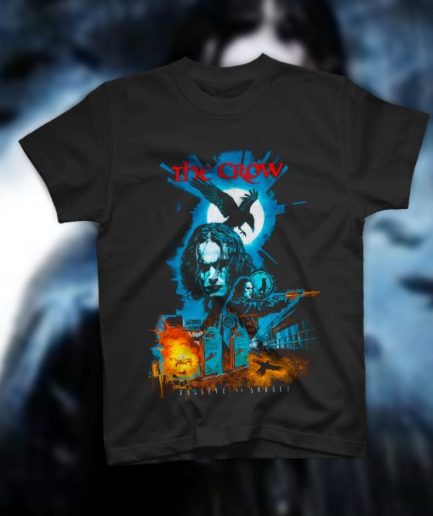 T-shirt nera del film Il Corvo con collage di scene d'azione, Eric Draven e logo rosso.