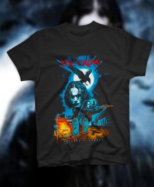 t-shirt-the-crow-movie-poster-edition.jpg T-shirt nera del film Il Corvo con collage di scene d'azione, Eric Draven e logo rosso.