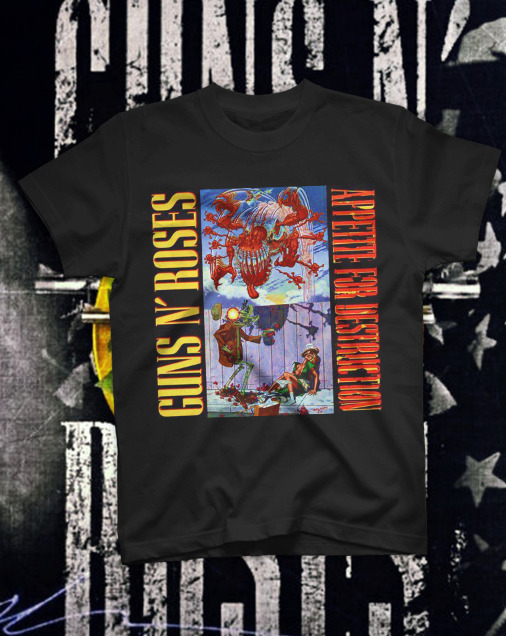 t-shirt-guns-n-roses-appetite-destruction-original-art.jpg T-shirt nera Guns N' Roses con la grafica originale censurata dell'album Appetite for Destruction e scritte gialle e rosse.