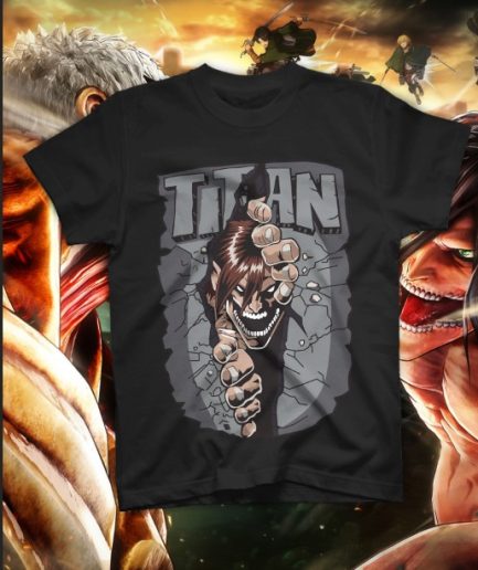 T-shirt nera con grafica di Eren Jaeger in forma di Titano che sfonda un muro di cemento, con il testo "TITAN" in alto.
