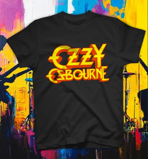 t-shirt-ozzy-osbourne-logo-vintage-nero-frontale.jpg T-shirt nera con logo vintage giallo e arancione di Ozzy Osbourne in stile 3D.