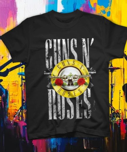 Maglia nera Guns N' Roses con logo classico Bullet e rose, stile vintage su modello uomo.