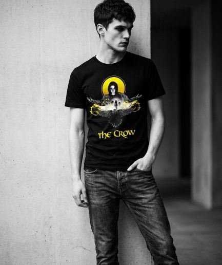 T-shirt nera del film Il Corvo con grafica di Eric Draven e un grande corvo nero su sfondo giallo e bianco.