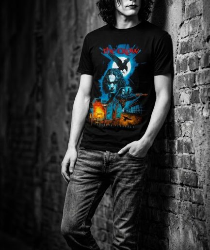 T-shirt nera del film Il Corvo con collage di scene d'azione, Eric Draven e logo rosso.