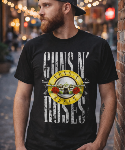 Maglia nera Guns N' Roses con logo classico Bullet e rose, stile vintage su modello uomo.