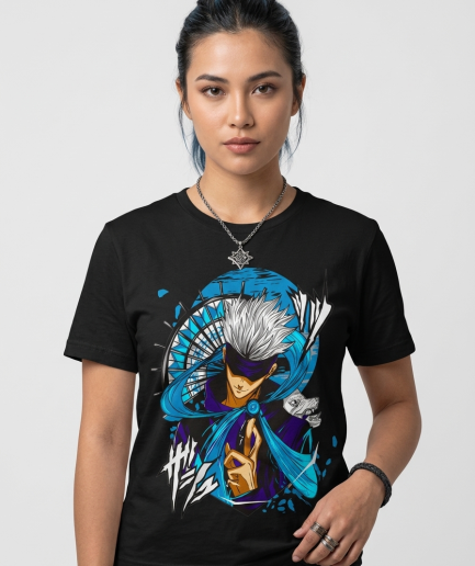 T-shirt nera con grafica anime blu e viola di Satoru Gojo su sfondo urbano.