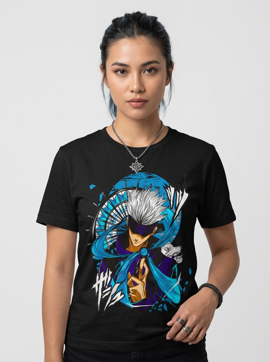 t-shirt-anime-jujutsu-gojo-style.jpg T-shirt nera con grafica anime blu e viola di Satoru Gojo su sfondo urbano.