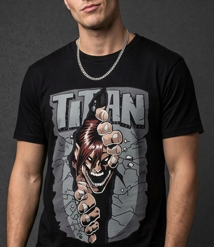 T-shirt nera con grafica di Eren Jaeger in forma di Titano che sfonda un muro di cemento, con il testo "TITAN" in alto.