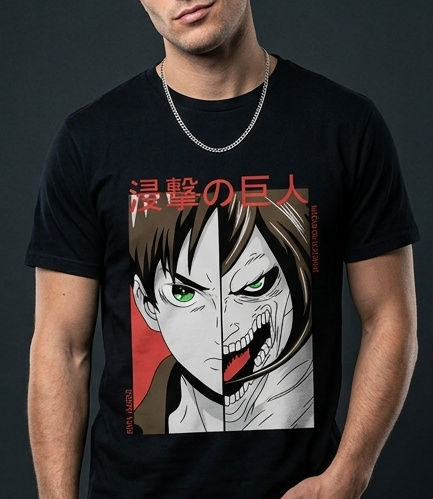 Uomo che indossa una T-shirt nera con grafica split di Eren Jaeger: metà viso umano e metà viso da Titano d'Attacco con scritte giapponesi rosse.