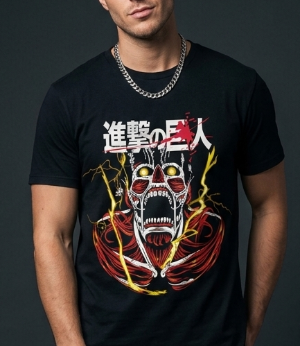 Uomo indossa una t-shirt nera con grafica di un Gigante di Attack on Titan che urla, circondato da fulmini gialli e scritte giapponesi bianche.