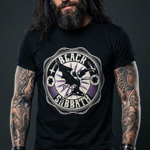 t-shirt-black-sabbath-henry-dragon-stampa-dtf.jpg Uomo tatuato indossa t-shirt nera con stampa DTF del logo Black Sabbath Henry the Dragon in un cerchio viola.