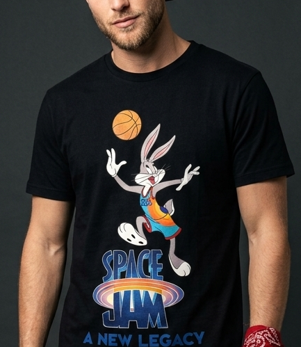 Uomo indossa t-shirt nera con stampa DTF di Bugs Bunny che gioca a basket e logo Space Jam A New Legacy.