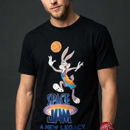 t-shirt-bugs-bunny-space-jam-stampa-dtf-nera.jpg Uomo indossa t-shirt nera con stampa DTF di Bugs Bunny che gioca a basket e logo Space Jam A New Legacy.