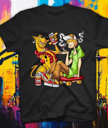 Donna indossa t-shirt nera con stampa DTF di Scooby-Doo e Shaggy seduti su uno skateboard con bibite.