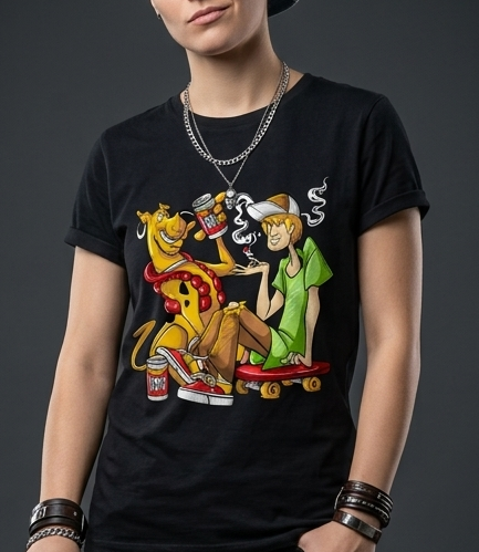 Donna indossa t-shirt nera con stampa DTF di Scooby-Doo e Shaggy seduti su uno skateboard con bibite.