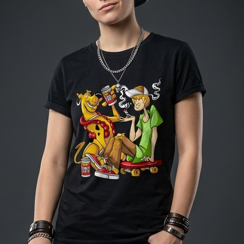 SCOOBY DOO NERA (1) Donna indossa t-shirt nera con stampa DTF di Scooby-Doo e Shaggy seduti su uno skateboard con bibite.
