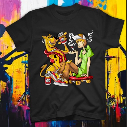 t-shirt-scooby-doo-shaggy-skater-stampa-dtf.jpg Donna indossa t-shirt nera con stampa DTF di Scooby-Doo e Shaggy seduti su uno skateboard con bibite.