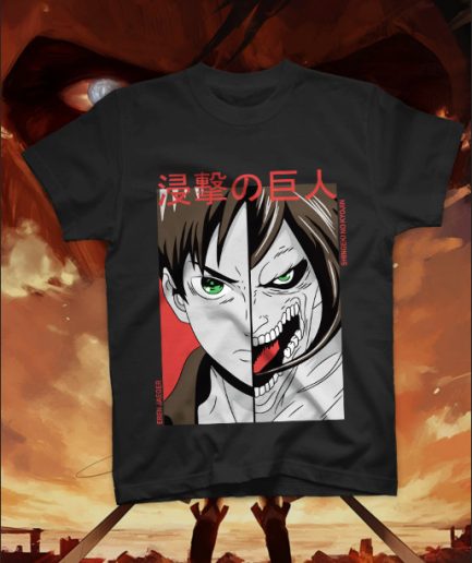 Uomo che indossa una T-shirt nera con grafica split di Eren Jaeger: metà viso umano e metà viso da Titano d'Attacco con scritte giapponesi rosse.