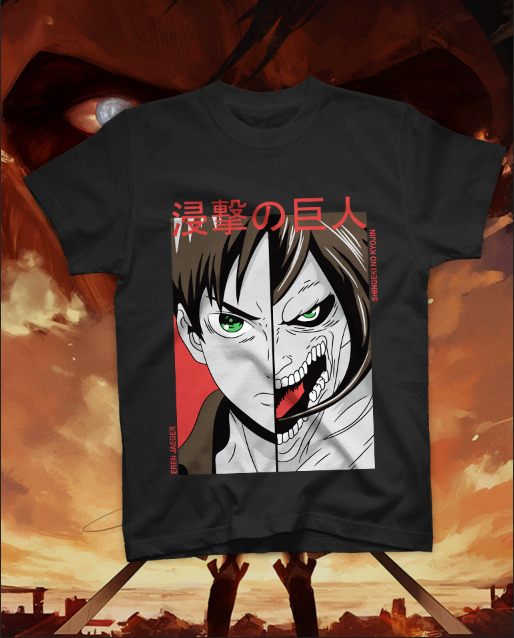 t-shirt-eren-jaeger-two-sides-attack-on-titan.jpg Uomo che indossa una T-shirt nera con grafica split di Eren Jaeger: metà viso umano e metà viso da Titano d'Attacco con scritte giapponesi rosse.