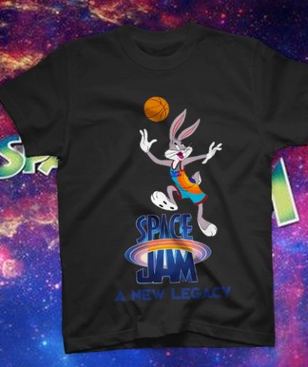 Uomo indossa t-shirt nera con stampa DTF di Bugs Bunny che gioca a basket e logo Space Jam A New Legacy.