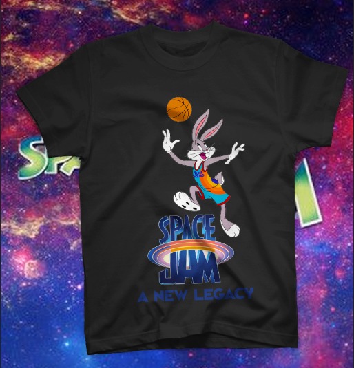 t-shirt-bugs-bunny-space-jam-stampa-dtf-nera.jpg Uomo indossa t-shirt nera con stampa DTF di Bugs Bunny che gioca a basket e logo Space Jam A New Legacy.