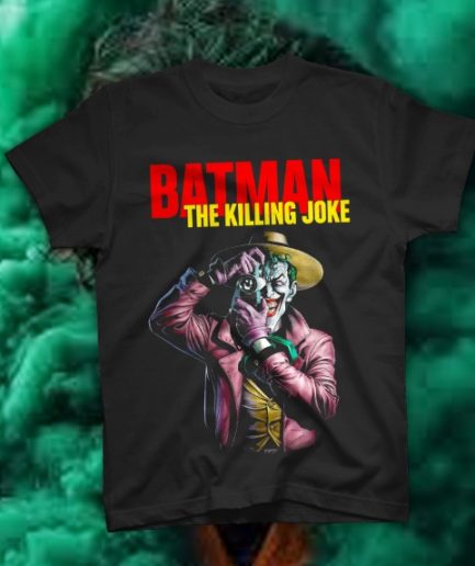 Uomo indossa t-shirt nera con stampa DTF del Joker che scatta una foto dal fumetto Batman The Killing Joke.