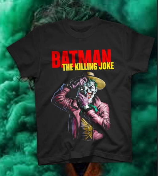 t-shirt-batman-the-killing-joke-joker-stampa-dtf.jpg Uomo indossa t-shirt nera con stampa DTF del Joker che scatta una foto dal fumetto Batman The Killing Joke.