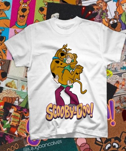 Uomo con skateboard indossa t-shirt bianca con stampa DTF di Scooby-Doo in braccio a Shaggy e logo colorato.