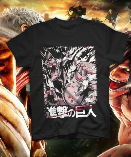 Uomo che indossa una maglietta nera con stampa professionale DTF di Eren Jaeger in forma di Gigante che urla e scritte kanji.