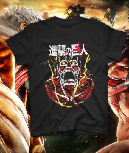 Uomo indossa una t-shirt nera con grafica di un Gigante di Attack on Titan che urla, circondato da fulmini gialli e scritte giapponesi bianche.