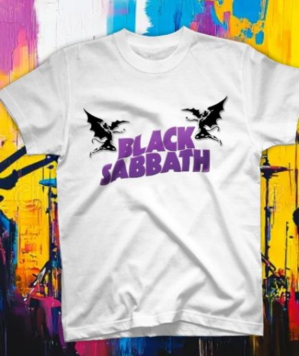 Uomo biondo tatuato indossa t-shirt bianca con stampa DTF viola del logo Black Sabbath Henry the Dragon.