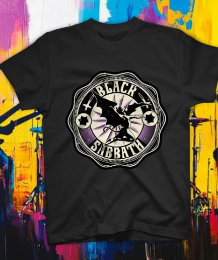 Uomo tatuato indossa t-shirt nera con stampa DTF del logo Black Sabbath Henry the Dragon in un cerchio viola.