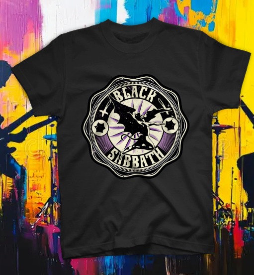 t-shirt-black-sabbath-henry-dragon-stampa-dtf.jpg Uomo tatuato indossa t-shirt nera con stampa DTF del logo Black Sabbath Henry the Dragon in un cerchio viola.