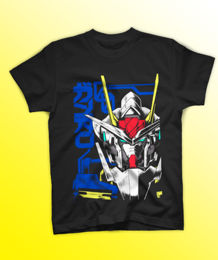 T-shirt nera distesa su sfondo giallo con stampa DTF del volto di un robot Gundam e scritte giapponesi azzurre.