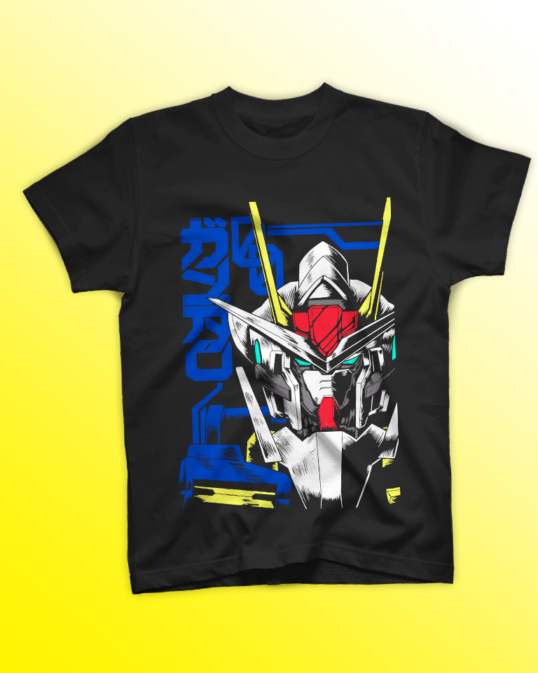 t-shirt-gundam-mecha-rx78-anime-stampa-dtf.jpg T-shirt nera distesa su sfondo giallo con stampa DTF del volto di un robot Gundam e scritte giapponesi azzurre.