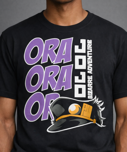 Uomo indossa t-shirt nera con stampa DTF del cappello di Jotaro Kujo e scritta viola Ora Ora Ora di Jojo Bizarre Adventure.