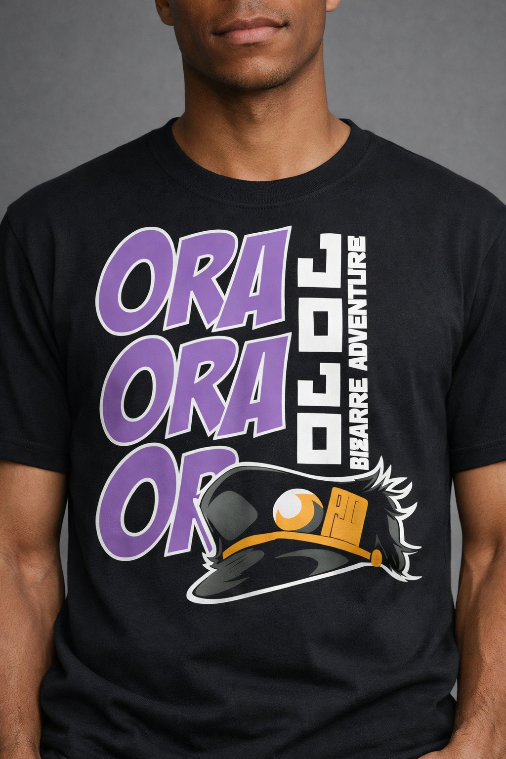 t-shirt-jojo-bizarre-adventure-ora-ora-stampa-dtf.jpg Uomo indossa t-shirt nera con stampa DTF del cappello di Jotaro Kujo e scritta viola Ora Ora Ora di Jojo Bizarre Adventure.