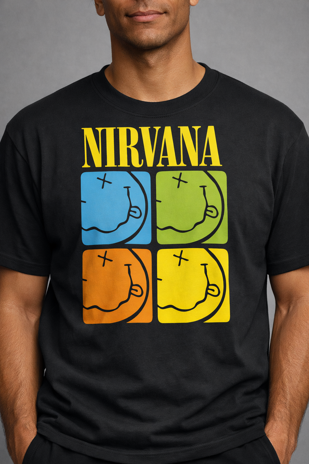 t-shirt-nirvana-pop-art-smiley-stampa-dtf.jpg Uomo indossa t-shirt nera con stampa DTF dei Nirvana: quattro quadranti colorati con lo smiley e scritta gialla.
