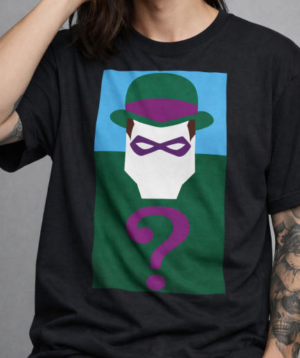 Uomo con capelli lunghi e tatuaggi indossa t-shirt nera con stampa DTF geometrica dell'Enigmista e punto interrogativo viola.