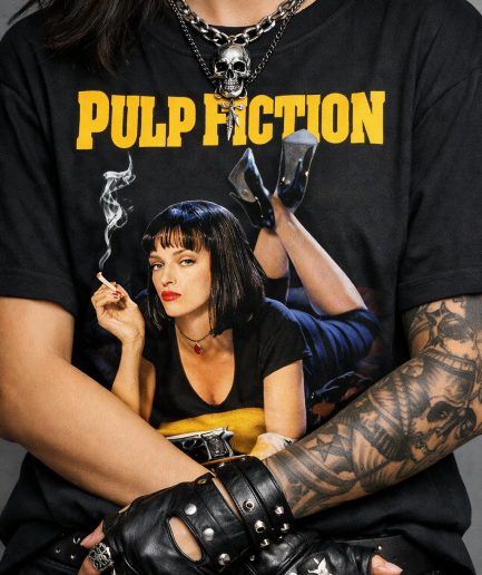 Donna indossa t-shirt nera con stampa DTF di Mia Wallace che fuma e logo Pulp Fiction giallo.