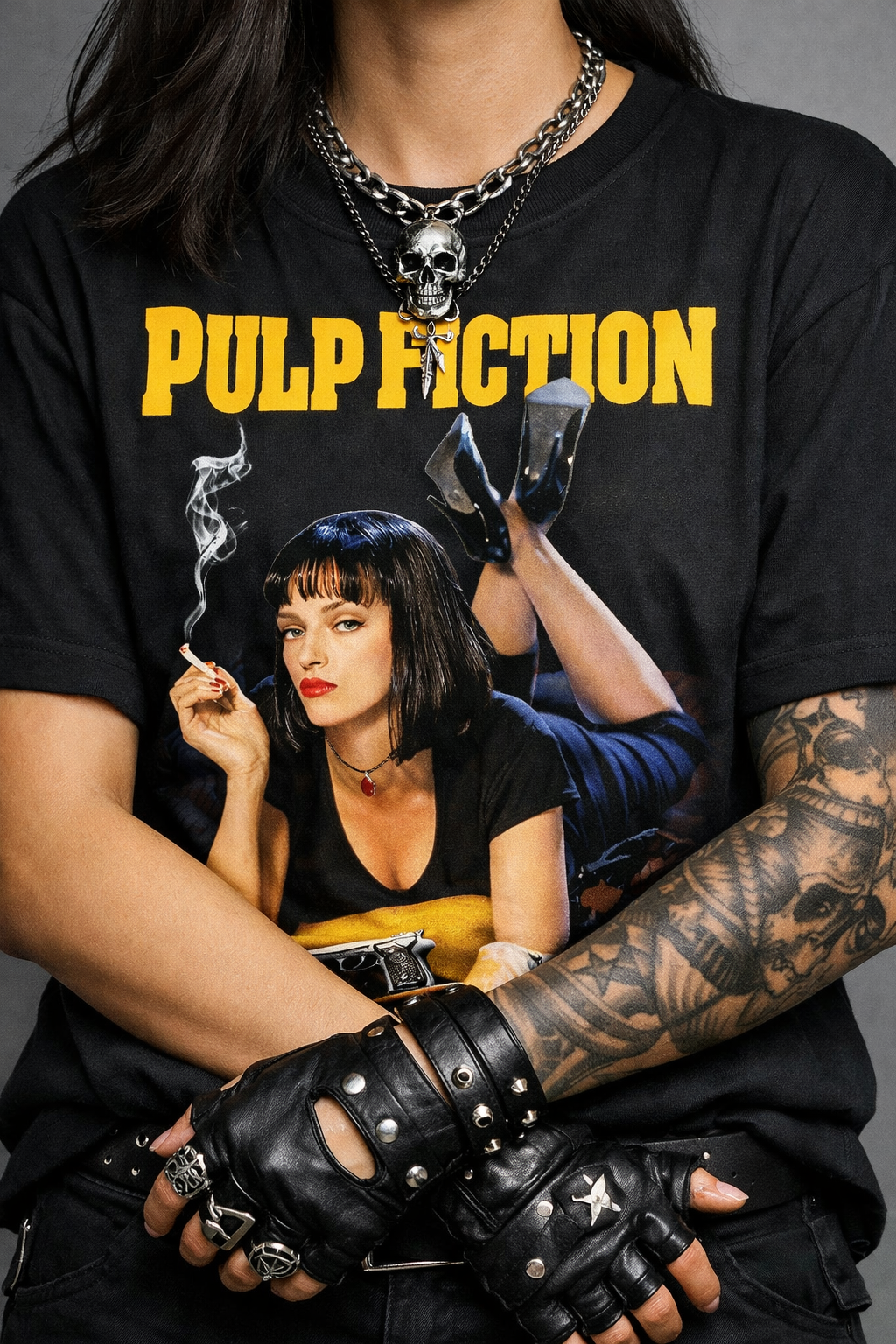 t-shirt-pulp-fiction-mia-wallace-stampa-dtf.jpg Donna indossa t-shirt nera con stampa DTF di Mia Wallace che fuma e logo Pulp Fiction giallo.