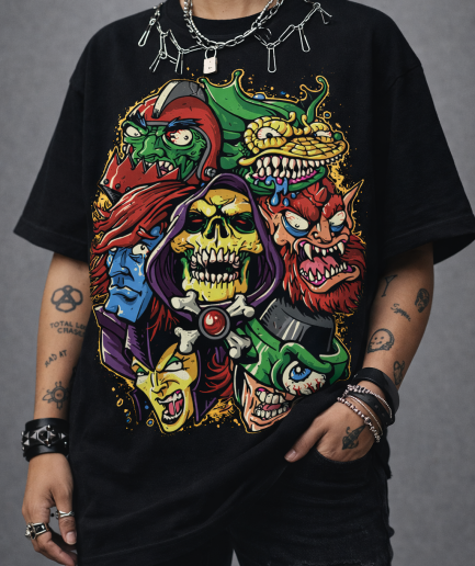 Persona con tatuaggi indossa t-shirt nera con stampa DTF circolare dei volti di Skeletor e dei Villains di Masters of the Universe.