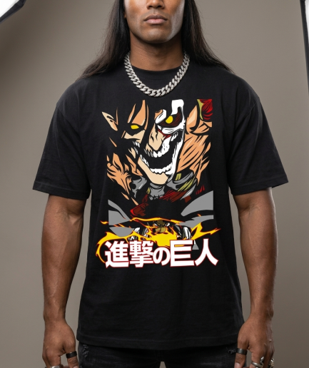 Uomo indossa t-shirt nera con stampa DTF di un Gigante di Attack on Titan con occhi gialli e scritte giapponesi rosse.