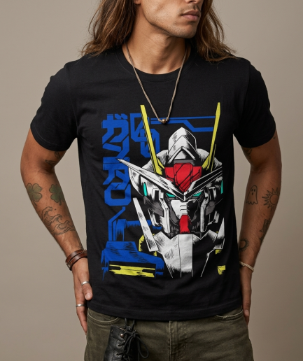 T-shirt nera distesa su sfondo giallo con stampa DTF del volto di un robot Gundam e scritte giapponesi azzurre.