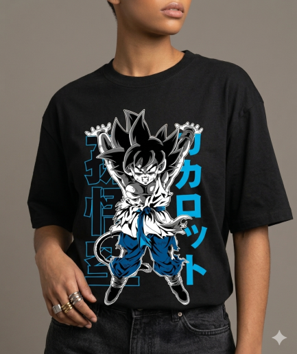Donna indossa t-shirt nera con stampa DTF di Goku che carica la Genkidama e Kanji azzurri.